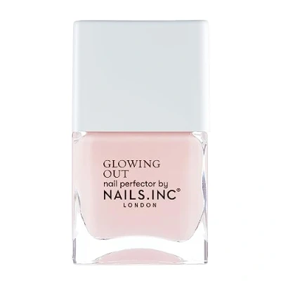 Abbildung von Nails Inc Glow WITH THE FLOW verschönernder Nagellack Natürlicher im Peach Ton Schimmerndes, spiegelndes Finish Langanhaltend &amp; Tierversuchsfrei Perfekte Maniküre, Fench Manicure Effekt