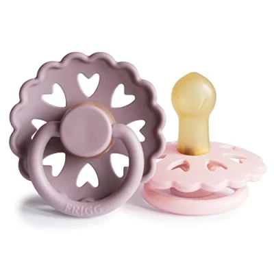 Abbildung von FRIGG Fairytale Schnuller 2 Packung Latex BPA Frei Hergestellt in Dänemark Symmetrischer Sauger Kirschform (Twilight Mauve/White Lilac, Größe 1 (0 6 Monate))