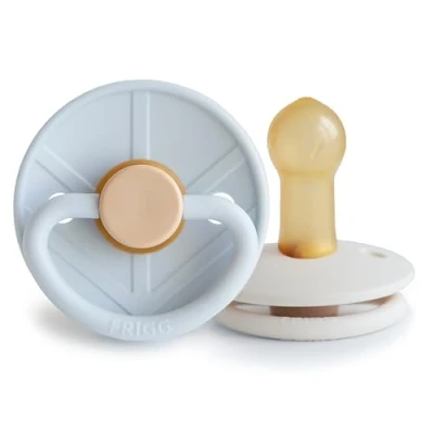 Abbildung von FRIGG Little Viking Latex Schnuller 2&#039;er Packung Naturkautschuk BPA Frei Hergestellt in Dänemark Symmetrischer Sauger Kirschform (Powder Blue/Cream, Größe 2 (6 18 Monate))