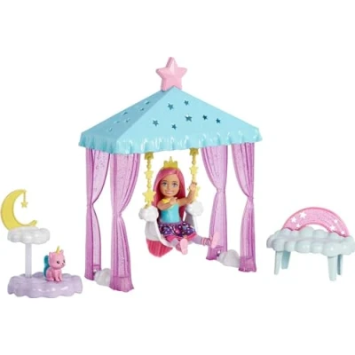 Abbildung von Barbie Dreamtopia, Chelsea Puppe mit rosa Haaren, gelbe Einhornkrone, Einhornkatze, Wolken und Sterne Fantasieschaukel, Accessoires, Geschenk für Kinder, Spielzeug ab 3 Jahre,HLC27