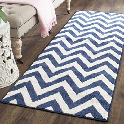 Abbildung von SAFAVIEH Geometrisch Teppich für Wohnzimmer, Esszimmer, Schlafzimmer Amherst Collection, Kurzer Flor, Marine und Beige, 69 X 213 cm