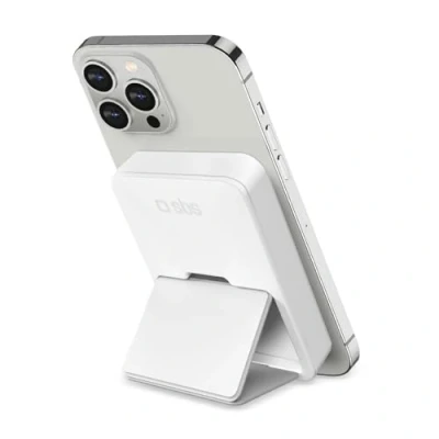 Abbildung von SBS Powerbank Akku Pack 5000 mAh mit Ständer, kompatibel MagSafe, kabelloses Laden, USB C und A Anschluss, 10W, Status LED, universell für iPhone, Samsung, Xiaomi, Oppo, weiß