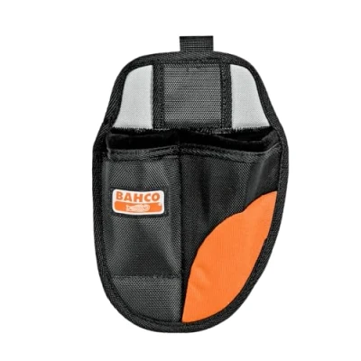 Abbildung von Bahco Gartenscherenetui mit zusätzlicher Tasche für einen Schärfer oder ein Gartenmesser. Aus strapazierfähigem und leichtem Nylon. Wird einer Gürtelschlaufe am Gürtel befestigt