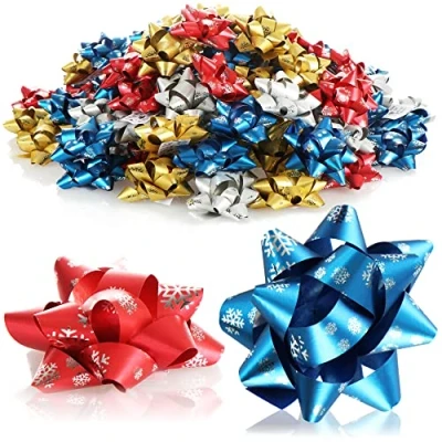 Abbildung von com four® 100x Geschenkschleife in tollen Farben Selbstklebende Dekoschleifen mit Schneeflocken Muster für Weihnachten und Geburtstagsgeschenke (100 Stück Flocke 4 Farben)