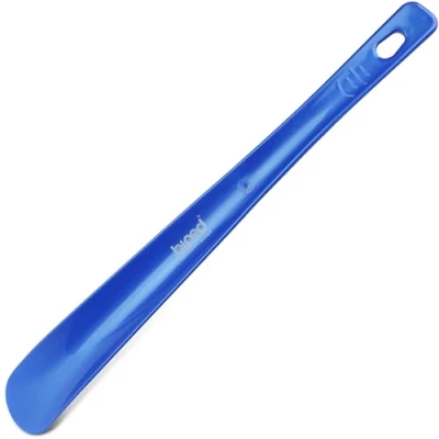 Abbildung von Die Schuhanzieher Schuhlöffel aus Kunststoff 35 cm mit Lochung zum Aufhängen z1555 (metallic blau)