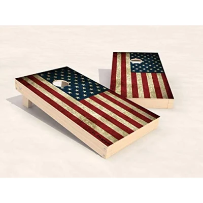 Abbildung von Wicked Wood Games Cornhole Set US Flagge 90 x 60 cm Tailgate größe inkl. 2 Bretter + 4 Sterne &amp; Streifen Taschen Vinyl Finish für den Außenbereich