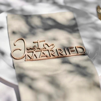 Abbildung von Ginger Ray Wooden Just Married Gedeck, Braun