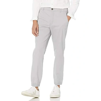 Abbildung von Amazon Essentials Herren Chino Jogginghose mit schmaler Passform, Hellgrau, L