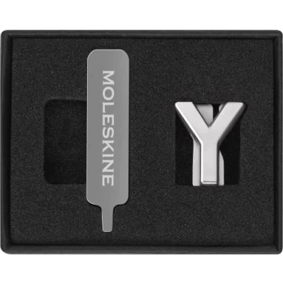 Abbildung von Moleskine Anstecknadel für Notizbuch oder Agenda BuchstabeY, Buchstaben Anstecknadel, Personalisiere den Verschluss mit einem Gummiband, Personalisierte Geschenkideen, Silberfarbe