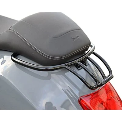 Abbildung von MOTO NOSTRA Gepäckträger hinten schwarz glänzend, mit Soziushaltegriff kompatibel für Vespa GT, GTL, GTV, GTS, GTS Super, HPE, GT60 125 300
