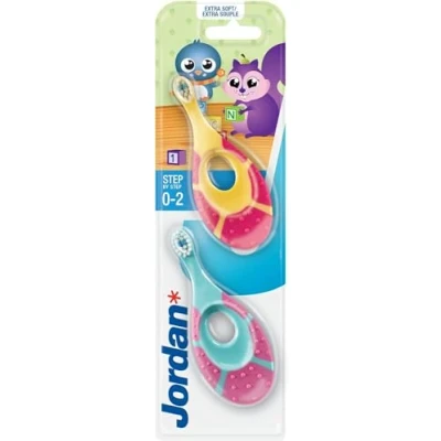 Abbildung von Jordan ® Step 1 Baby Zahnbürste 0 2 Jahre Die Original Kleinkindzahnbürste mit extra weichen Borsten und weichem Beißring für Babygummis Easy Grip pack