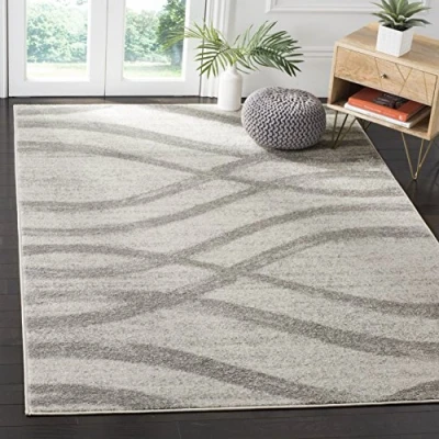 Abbildung von SAFAVIEH Distressed Teppich für Wohnzimmer, Esszimmer, Schlafzimmer Adirondack Collection, Kurzer Flor, Creme und Grau, 122 X 183 cm