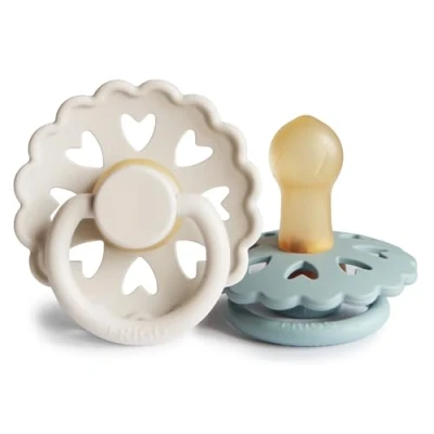 Abbildung von FRIGG Fairytale Schnuller 2 Packung Latex BPA Frei Hergestellt in Dänemark Symmetrischer Sauger Kirschform (Cream/Stone Blue, Größe 1 (0 6 Monate))
