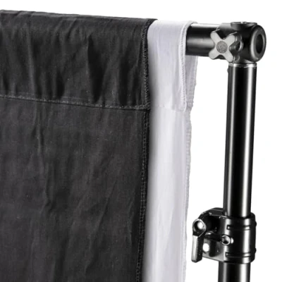 Abbildung von Walimex Hintergrundsystem Set 120 307 cm (2x Stoffhintergründe 2,85 x 6 m, 1 Teleskopstange, 2 Stative und inkl. Transporttasche) schwarz weiß