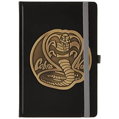 Abbildung von Pyramid International Cobra Kai Notizbuch aus Kunstleder, A5, mit Metallabzeichen, offizielles Lizenzprodukt
