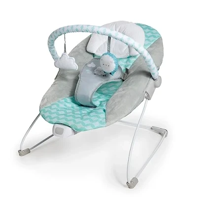 Abbildung von Ingenuity, Ity Bouncity Bounce, Goji, vibrierende Babywippe Deluxe mit abnehmbarer Kopfstütze, 2 Spielzeugen, maschinenwaschbarem Sitz und Kopfpolster