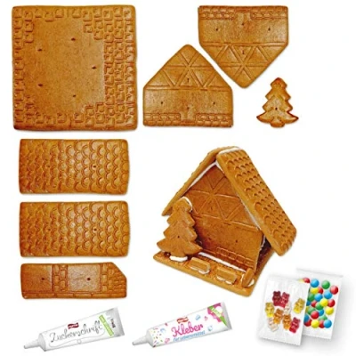 Abbildung von Lebkuchenwelt Lebkuchenhaus Bastelset mit Bastel Anleitung ca. 17x17x18 cm inkl. Schokolinsen Gummibärchen Zuckerguss Tube &amp; Lebensmittelkleber 690g Lebkuchen Knusperhaus selbst bauen verzieren