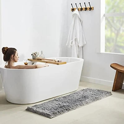 Abbildung von Penguin Home® rutschfeste, Flauschige, rubinrote Mikrofaser Badematte, graue Farbe, superweich und saugfähig, mit dickem Flor Latex Rückseite für Badezimmerböden,Größe: 50 x 152 cm