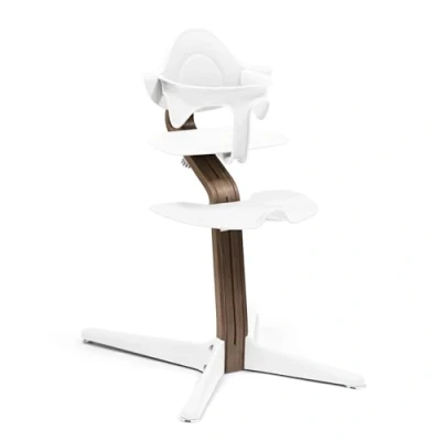Abbildung von Stokke Nomi Stuhl (Walnut/White) + Babyset (White) Inspiriert zu aktivem sitzen &amp; Bietet Unterstützung, während das Baby lernt Bis 150 kg belastbar