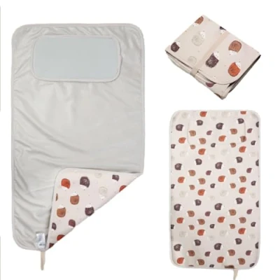 Abbildung von Hamur Home Tragbare Wickelunterlage Wasserdichte 40 x 70 cm Wiederverwendbare Baby Wickelauflage Maschinenwaschbar für Unterwegs Wickel Clutch (Urchin)