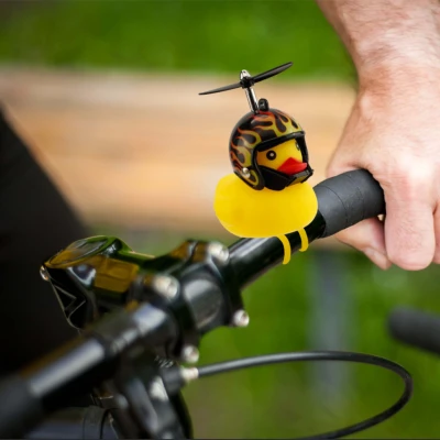 Abbildung von Fahrrad Quietschentchen mit Helm Bunt, Witzige Geschenke, Romantische Hochzeitsgeschenk, Kleine Geschenk, Geschenkidee