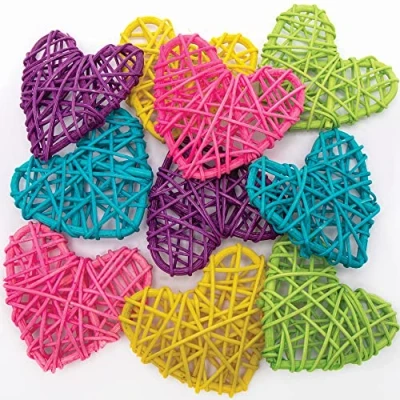 Abbildung von Baker Ross Regenbogenfarben Rattan Herzen 10er Pack, Natürlicher Bastelbedarf für Kinder, Bastelmaterialien Kinder 7 verschiedenen Farben (FC345)