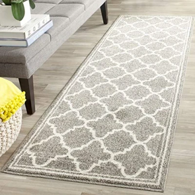 Abbildung von SAFAVIEH Boho Teppich für Wohnzimmer, Esszimmer, Schlafzimmer Amherst Collection, Kurzer Flor, Dunkelgrau und Beige, 69 X 213 cm
