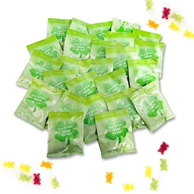 Abbildung von Logbuch Verlag 100 Viel Glück Geschenke Gummibärchen Päckchen Glücksbringer Silvester Neujahr 2025 7 x 9 cm grün