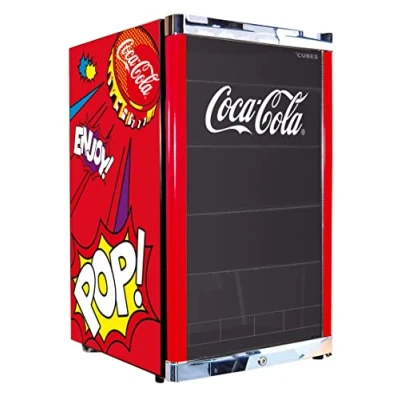 Abbildung von CUBES Coca Cola PopArt Kühlschrank 115L Getränkekühlschrank groß mit Glastür, perfekt für Partys &amp; Gewerbe Energieeffizient, 84,5 cm hoch, 104 kWh/Jahr Flaschenkühlschrank