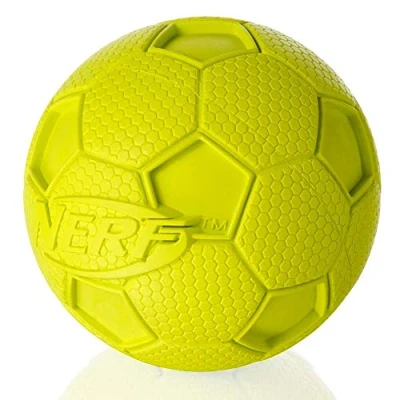 Abbildung von Nerf Dog Hundespielzeug Fussball mit Quietschgeräusch, farblich sortierte Lieferung grün oder blau, 8,2cm