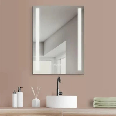 Abbildung von HOKO® Badezimmerspiegel, LED, 60 x 80 cm, mit Digitaluhr, Anti Beschlagschutz, kaltes weißes Licht, LED Beleuchtung, Touch Sensor, energiesparend