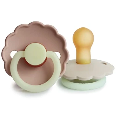 Abbildung von FRIGG Daisy Night Schnuller 2 Packung Latex BPA Frei Hergestellt in Dänemark Symmetrischer Sauger Kirschform (Blush Night/Cream Night, Größe 1 (0 6 Monate))