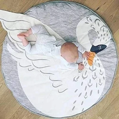 Abbildung von KIKOM Baby Krabbeldecke Cartoon Tier Spielmatte Spieldecke Baumwolle Weiche Schlafteppich für Kinder 90CM (Schwan)