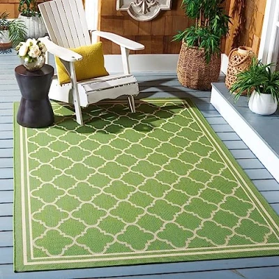 Abbildung von SAFAVIEH Geometrisch Teppich für Wohnzimmer, Esszimmer, Schlafzimmer Courtyard Collection, Kurzer Flor, Grün und Beige, 79 X 152 cm