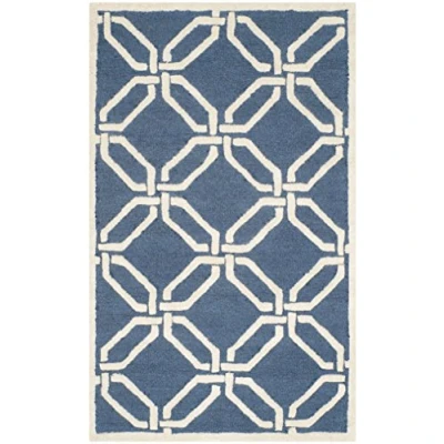 Abbildung von SAFAVIEH Modern Teppich für Wohnzimmer, Esszimmer, Schlafzimmer Cambridge Collection, Kurzer Flor, Marine und Elfenbein, 91 X 152 cm