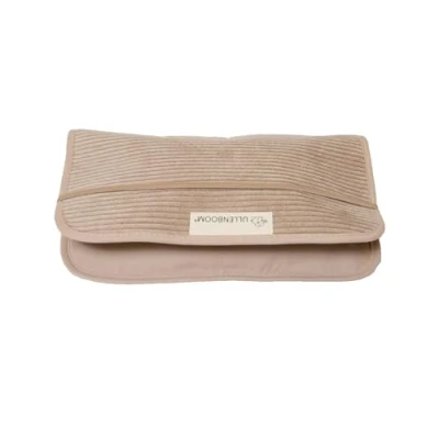 Abbildung von ULLENBOOM Windeltasche für unterwegs, Cord Sand, Made in EU Wickeltasche bis zu 3 Windeln, Feuchttücher &amp; weiteres Zubehör, Ideal als Wickelorganiser den Kinderwagen