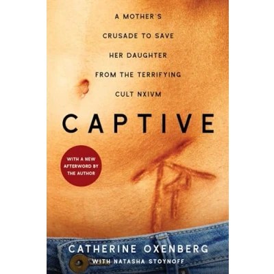 Abbildung von Captive: A Mother&#039;s Crusade to Save Her Daughter from the Terrifying Cult Nxivm (A Shocking True Story)