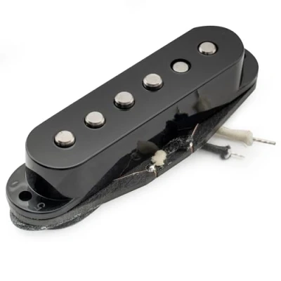 Abbildung von Musiclily Pro ST 50S Staggered Alnico 5 Single Coil Tonabnehmer Neck Pickup 5,6K für Strat Style E Gitarre, Schwarz