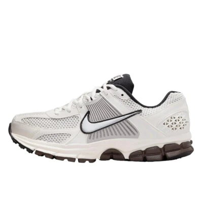 Abbildung von Nike Sportswear ZOOM Vomero 5 Sneaker low, Damen, Größe: 42.5, Phantom/metallic platinum/light iron ore/baroque brown/black Lederimitat/textil
