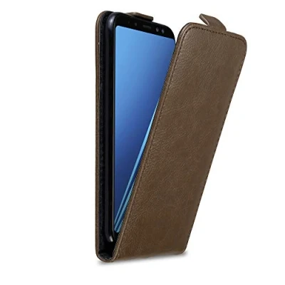 Abbildung von Cadorabo Hülle kompatibel mit Samsung Galaxy A8 2018 Flip Design aus Premium Kunst Leder Klappbare Stoßfeste Magnetische Cover für Tasche in Braun