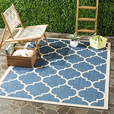 Abbildung von SAFAVIEH Geometrisch Teppich für Wohnzimmer, Esszimmer, Schlafzimmer Wasserdicht Courtyard Collection, Kurzer Flor, Blau und Beige, 79 X 152 cm