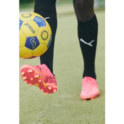 Abbildung von Puma Future 7 PLAY FG/AG Fußballschuh Nocken, Herren, Größe: 42.5, Sunset glow/black/sun stream Schuhe