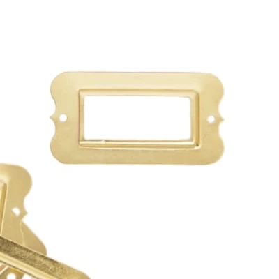 Abbildung von Craftelier Set mit 4 Royal Metallic Etikettenhalter zum Verzieren Ihrer Scrapbooking Projekte und Beschriften von Alben, Planner, Notizbüchern oder Organisationsboxen Größe 6,3 x 3,3 cm Gold