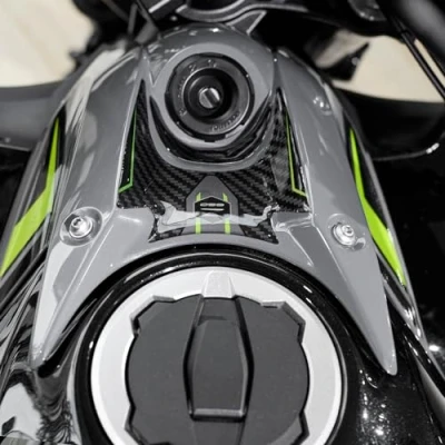 Abbildung von Resin Bike Aufkleber Motorrad Kompatibel Mit Kawasaki Z650 2024 Schwarz. Schlüsselzone vor Stößen und Kratzern. Aufklebersatz 3D Harzklebstoff Stickers Made in Italy