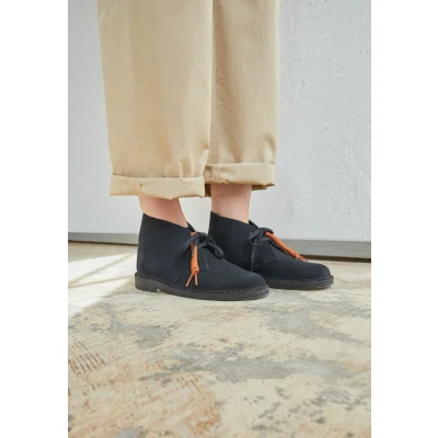 Abbildung von Clarks Originals Desert BOOT Sportlicher Schnürer, Damen, Größe: 41, Black Veloursleder