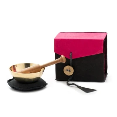 Abbildung von Miniklangschale in Geschenkbox, inkl. schwarzer Unterlage sowie einem Holzklöppel (pink)