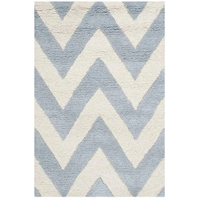 Abbildung von SAFAVIEH Modern Teppich für Wohnzimmer, Esszimmer, Schlafzimmer Cambridge Collection, Kurzer Flor, Hellblau und Elfenbein, 122 X 183 cm