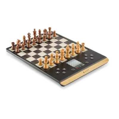 Abbildung von MILLENNIUM ChessGenius Pro Wood Edition Schachcomputer Edle Holzoptik mit Echtholzfiguren, benutzerfreundliche Bedienung, mobil und vielseitig, ideal für Hobbyspieler KI Lernfunktionen