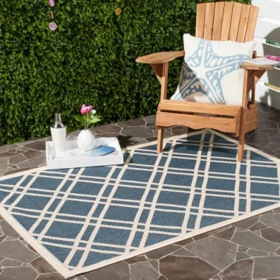 Abbildung von SAFAVIEH Geometrisch Teppich für Wohnzimmer, Esszimmer, Schlafzimmer Wasserdicht Courtyard Collection, Kurzer Flor, Marine und Beige, 122 X 170 cm