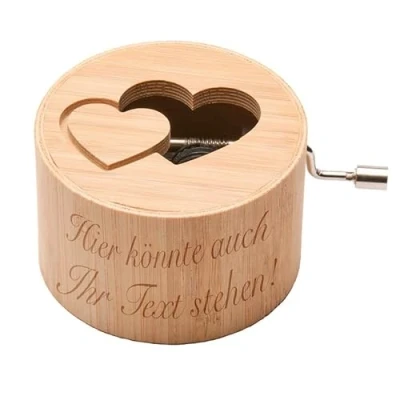Abbildung von Spieluhr aus Bambus mit dem Song: You Are My Sunshine music box von Kurbelwerk green line, Love Edition Doppelherz, GRAVUR